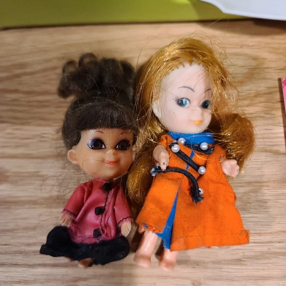 VINTAGE! RARE GREEN LITTLE KIDDLES DOLL CASE W/2 DOLLS!